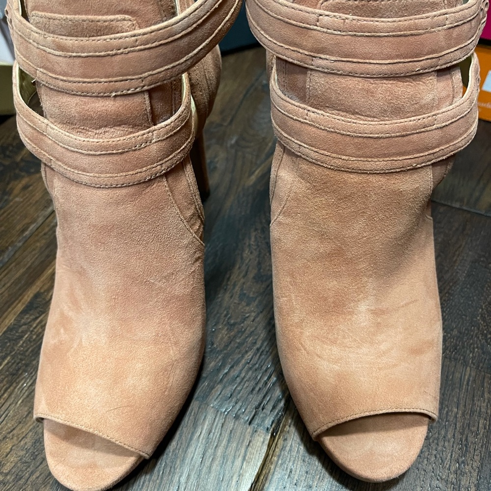 Suede shooties in perfect condition.